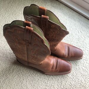 Like new Ariat size 9 boots- barely worn